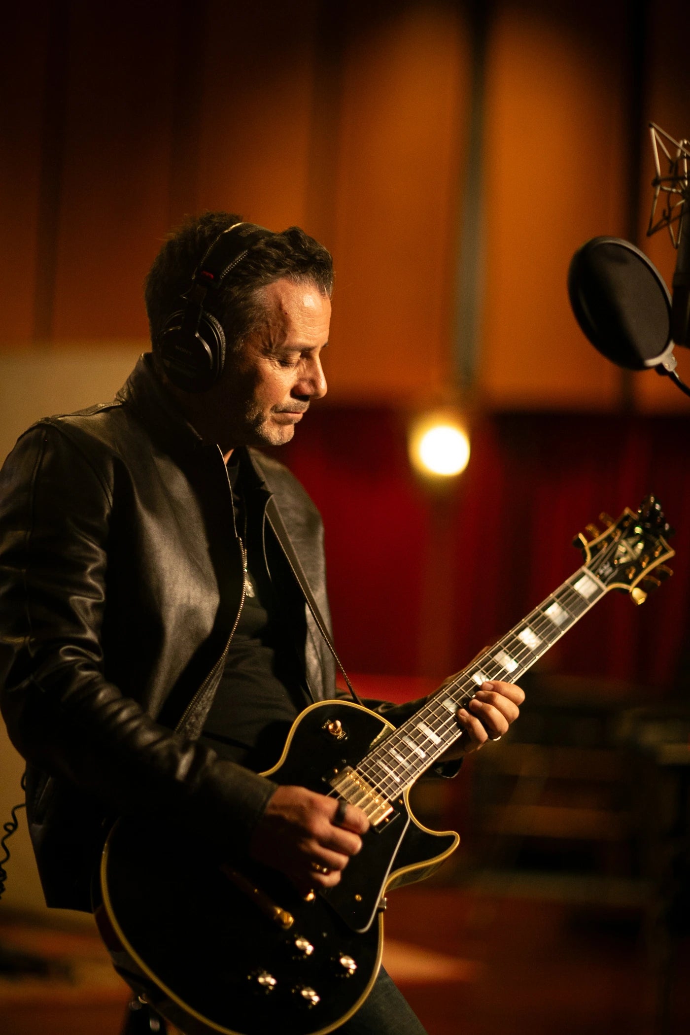Portrait of Eric Hirshberg with his guitar